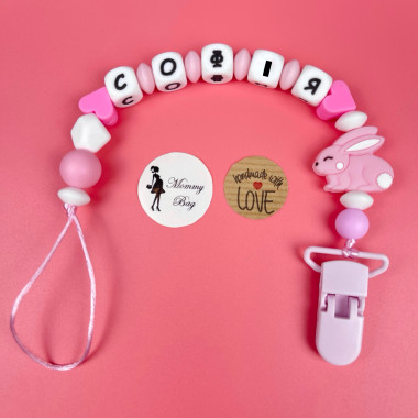Держатель именной для пустышки Mommy Bag Зайченок розовый (10 букв)