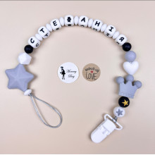 Держатель именной для пустышки Mommy Bag Серо-белый с короной Держатель именной для пустышки Mommy Bag Серо-белый с короной