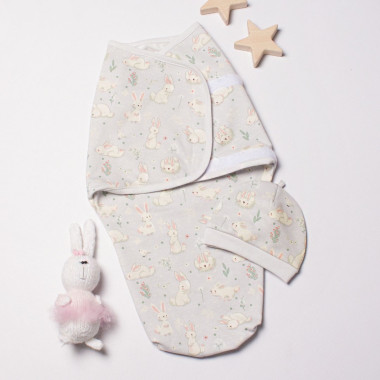 Евро пеленка кокон на липучках с шапочкой Серый с зайчиками (байка) №52 (0-6 мес)