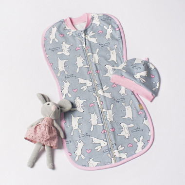 Евро пеленка кокон на змейке с шапочкой Кролики с сердечками (байка) №14 (0 – 6 мес)