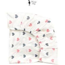 Простыня в стандартную кроватку 120*60 см №5 Сердечки розовато-серые